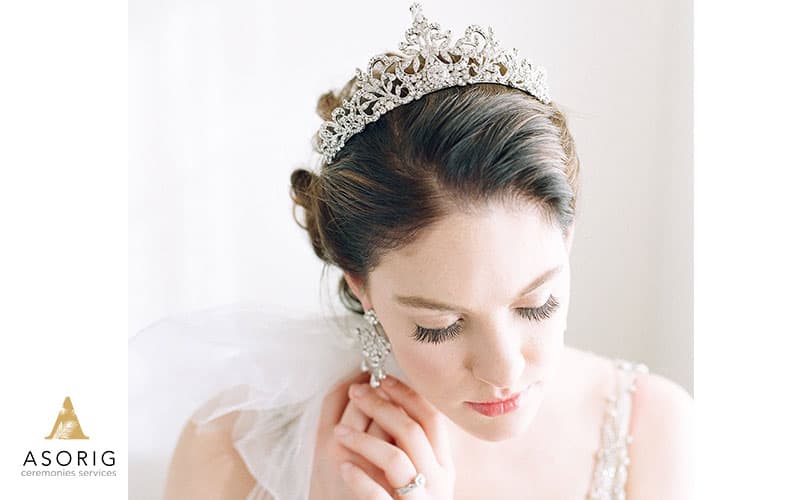 انتخاب-تاج-مناسب-برای-عروس-گروه-تشریفات-عروسی-آسوریگ
