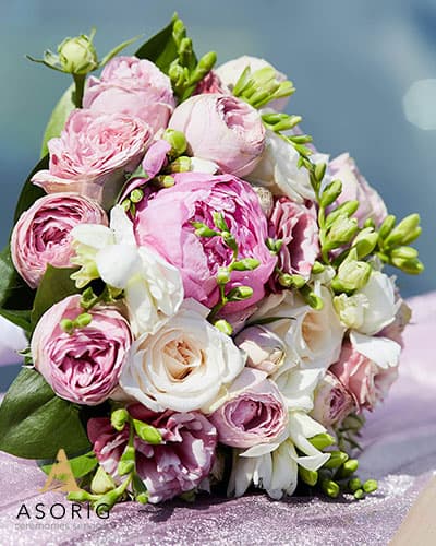 دسته-گل-عروس-گل-رز-گروه-تشریفات-عروسی-آسوریگ