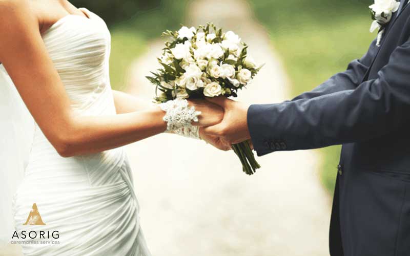 دسته-گل-و-روبان-سفید-تشریفات-عروسی-آسوریگ